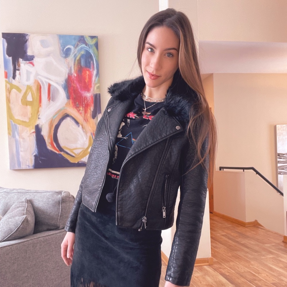 F21 black vegan leather jacket faux fur collar S